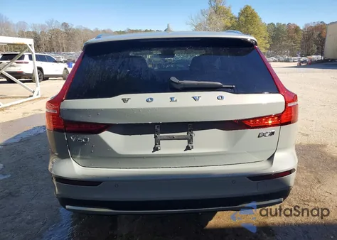 2025 Volvo V60 Cross Country Plus z USA, uszkodzony, nr VIN YV4L12WK7S2147595